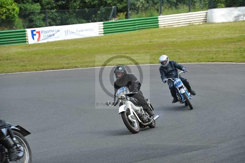 Mallory park Leicestershire;Mallory park photographs;Motorcycle action photographs;classic bikes;event digital images;eventdigitalimages;mallory park;no limits trackday;peter wileman photography;vintage bikes;vintage motorcycles;vmcc festival 1000 bikes