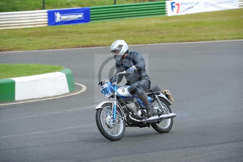 Mallory park Leicestershire;Mallory park photographs;Motorcycle action photographs;classic bikes;event digital images;eventdigitalimages;mallory park;no limits trackday;peter wileman photography;vintage bikes;vintage motorcycles;vmcc festival 1000 bikes