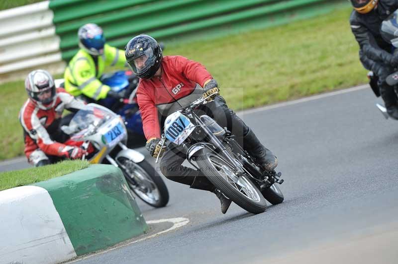 Mallory park Leicestershire;Mallory park photographs;Motorcycle action photographs;classic bikes;event digital images;eventdigitalimages;mallory park;no limits trackday;peter wileman photography;vintage bikes;vintage motorcycles;vmcc festival 1000 bikes