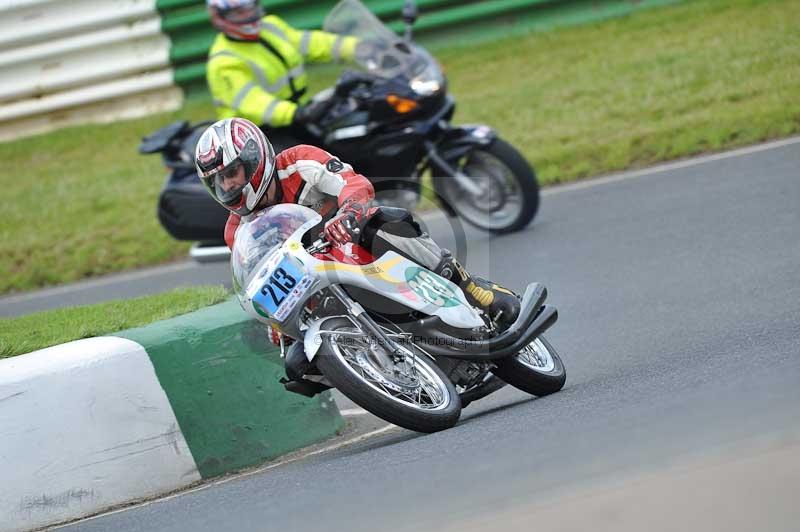 Mallory park Leicestershire;Mallory park photographs;Motorcycle action photographs;classic bikes;event digital images;eventdigitalimages;mallory park;no limits trackday;peter wileman photography;vintage bikes;vintage motorcycles;vmcc festival 1000 bikes