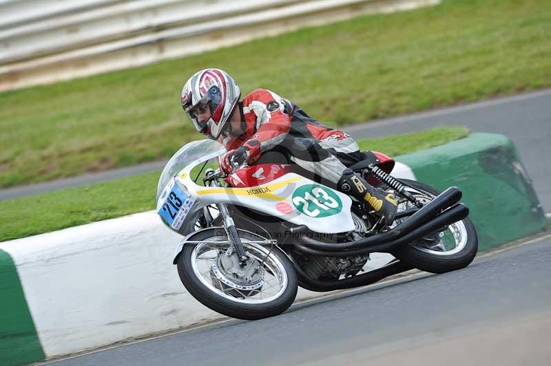 Mallory park Leicestershire;Mallory park photographs;Motorcycle action photographs;classic bikes;event digital images;eventdigitalimages;mallory park;no limits trackday;peter wileman photography;vintage bikes;vintage motorcycles;vmcc festival 1000 bikes