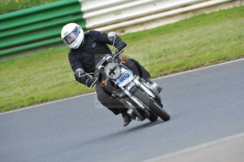 Mallory park Leicestershire;Mallory park photographs;Motorcycle action photographs;classic bikes;event digital images;eventdigitalimages;mallory park;no limits trackday;peter wileman photography;vintage bikes;vintage motorcycles;vmcc festival 1000 bikes