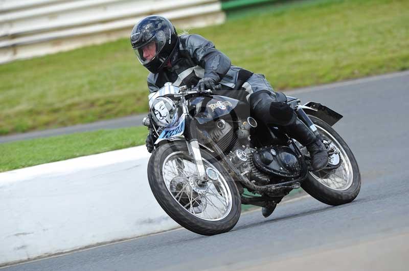 Mallory park Leicestershire;Mallory park photographs;Motorcycle action photographs;classic bikes;event digital images;eventdigitalimages;mallory park;no limits trackday;peter wileman photography;vintage bikes;vintage motorcycles;vmcc festival 1000 bikes