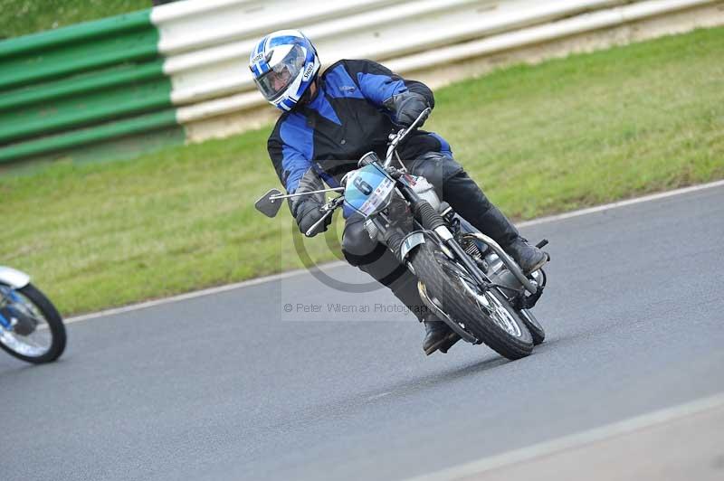 Mallory park Leicestershire;Mallory park photographs;Motorcycle action photographs;classic bikes;event digital images;eventdigitalimages;mallory park;no limits trackday;peter wileman photography;vintage bikes;vintage motorcycles;vmcc festival 1000 bikes