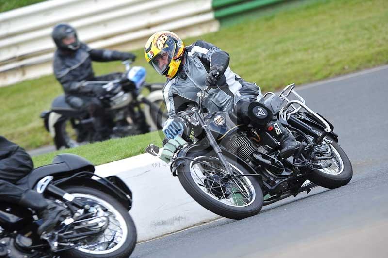 Mallory park Leicestershire;Mallory park photographs;Motorcycle action photographs;classic bikes;event digital images;eventdigitalimages;mallory park;no limits trackday;peter wileman photography;vintage bikes;vintage motorcycles;vmcc festival 1000 bikes