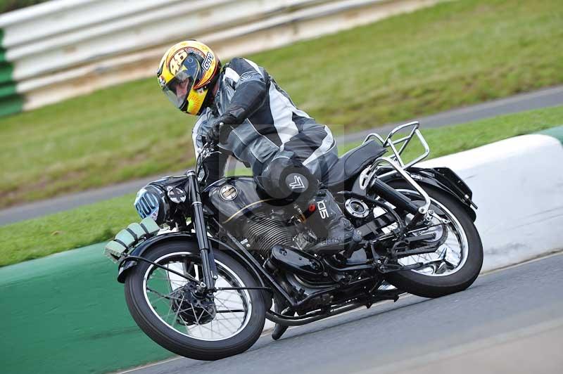 Mallory park Leicestershire;Mallory park photographs;Motorcycle action photographs;classic bikes;event digital images;eventdigitalimages;mallory park;no limits trackday;peter wileman photography;vintage bikes;vintage motorcycles;vmcc festival 1000 bikes