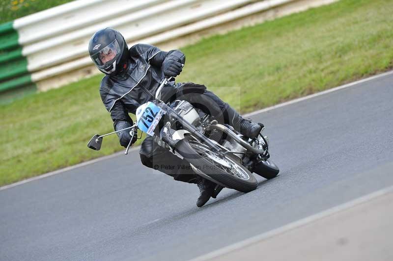 Mallory park Leicestershire;Mallory park photographs;Motorcycle action photographs;classic bikes;event digital images;eventdigitalimages;mallory park;no limits trackday;peter wileman photography;vintage bikes;vintage motorcycles;vmcc festival 1000 bikes