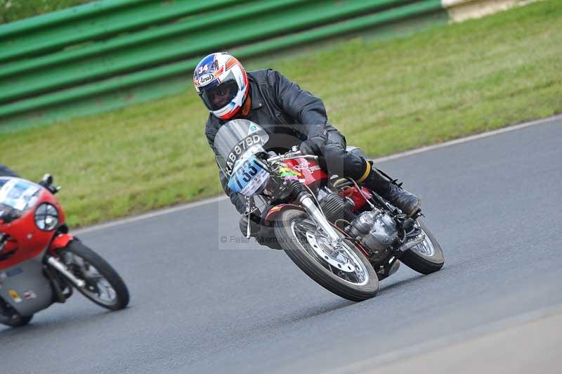 Mallory park Leicestershire;Mallory park photographs;Motorcycle action photographs;classic bikes;event digital images;eventdigitalimages;mallory park;no limits trackday;peter wileman photography;vintage bikes;vintage motorcycles;vmcc festival 1000 bikes