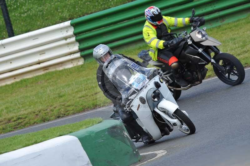 Mallory park Leicestershire;Mallory park photographs;Motorcycle action photographs;classic bikes;event digital images;eventdigitalimages;mallory park;no limits trackday;peter wileman photography;vintage bikes;vintage motorcycles;vmcc festival 1000 bikes