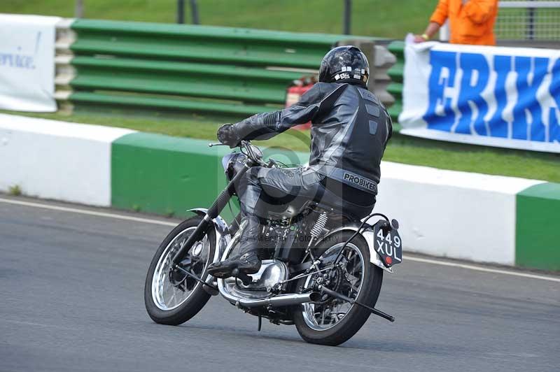 Mallory park Leicestershire;Mallory park photographs;Motorcycle action photographs;classic bikes;event digital images;eventdigitalimages;mallory park;no limits trackday;peter wileman photography;vintage bikes;vintage motorcycles;vmcc festival 1000 bikes