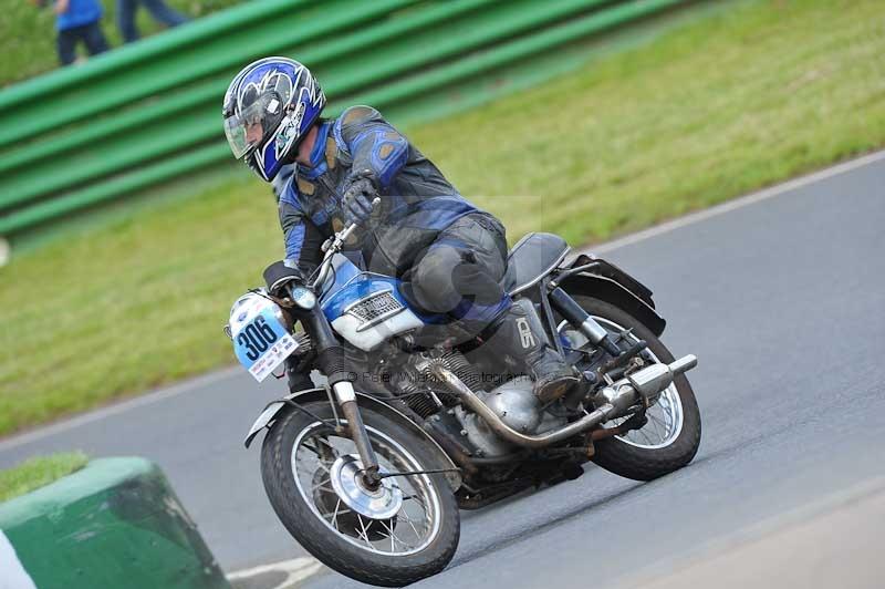 Mallory park Leicestershire;Mallory park photographs;Motorcycle action photographs;classic bikes;event digital images;eventdigitalimages;mallory park;no limits trackday;peter wileman photography;vintage bikes;vintage motorcycles;vmcc festival 1000 bikes