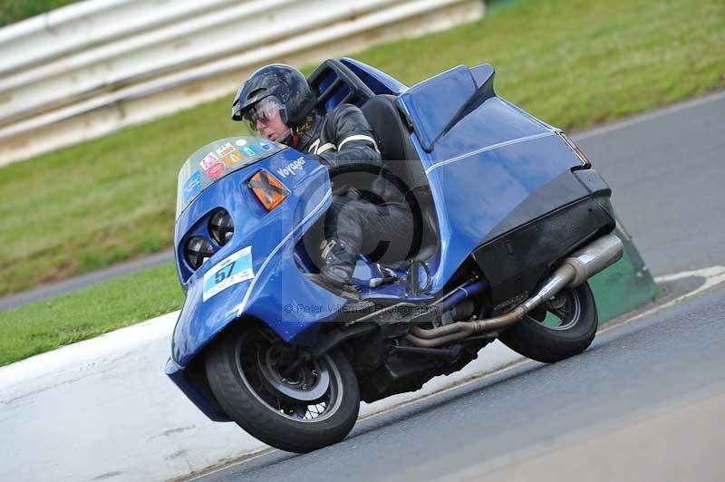 Mallory park Leicestershire;Mallory park photographs;Motorcycle action photographs;classic bikes;event digital images;eventdigitalimages;mallory park;no limits trackday;peter wileman photography;vintage bikes;vintage motorcycles;vmcc festival 1000 bikes