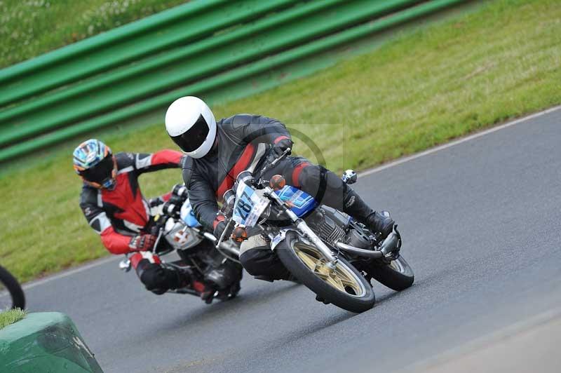 Mallory park Leicestershire;Mallory park photographs;Motorcycle action photographs;classic bikes;event digital images;eventdigitalimages;mallory park;no limits trackday;peter wileman photography;vintage bikes;vintage motorcycles;vmcc festival 1000 bikes