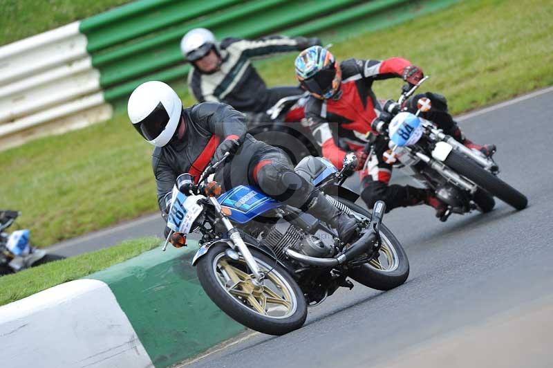 Mallory park Leicestershire;Mallory park photographs;Motorcycle action photographs;classic bikes;event digital images;eventdigitalimages;mallory park;no limits trackday;peter wileman photography;vintage bikes;vintage motorcycles;vmcc festival 1000 bikes