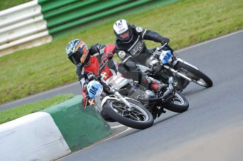 Mallory park Leicestershire;Mallory park photographs;Motorcycle action photographs;classic bikes;event digital images;eventdigitalimages;mallory park;no limits trackday;peter wileman photography;vintage bikes;vintage motorcycles;vmcc festival 1000 bikes