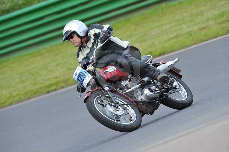 Mallory park Leicestershire;Mallory park photographs;Motorcycle action photographs;classic bikes;event digital images;eventdigitalimages;mallory park;no limits trackday;peter wileman photography;vintage bikes;vintage motorcycles;vmcc festival 1000 bikes