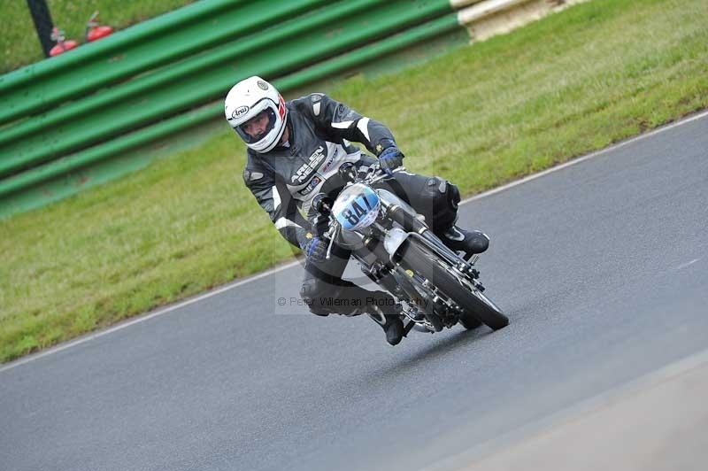 Mallory park Leicestershire;Mallory park photographs;Motorcycle action photographs;classic bikes;event digital images;eventdigitalimages;mallory park;no limits trackday;peter wileman photography;vintage bikes;vintage motorcycles;vmcc festival 1000 bikes