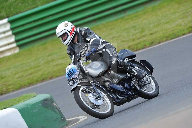 Mallory park Leicestershire;Mallory park photographs;Motorcycle action photographs;classic bikes;event digital images;eventdigitalimages;mallory park;no limits trackday;peter wileman photography;vintage bikes;vintage motorcycles;vmcc festival 1000 bikes