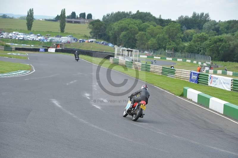 Mallory park Leicestershire;Mallory park photographs;Motorcycle action photographs;classic bikes;event digital images;eventdigitalimages;mallory park;no limits trackday;peter wileman photography;vintage bikes;vintage motorcycles;vmcc festival 1000 bikes