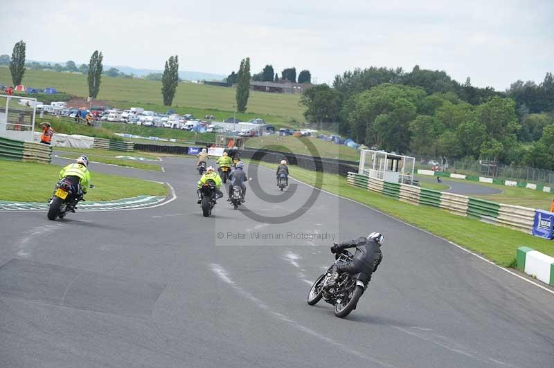 Mallory park Leicestershire;Mallory park photographs;Motorcycle action photographs;classic bikes;event digital images;eventdigitalimages;mallory park;no limits trackday;peter wileman photography;vintage bikes;vintage motorcycles;vmcc festival 1000 bikes