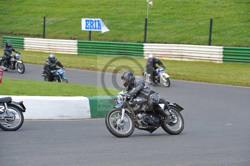 Mallory park Leicestershire;Mallory park photographs;Motorcycle action photographs;classic bikes;event digital images;eventdigitalimages;mallory park;no limits trackday;peter wileman photography;vintage bikes;vintage motorcycles;vmcc festival 1000 bikes