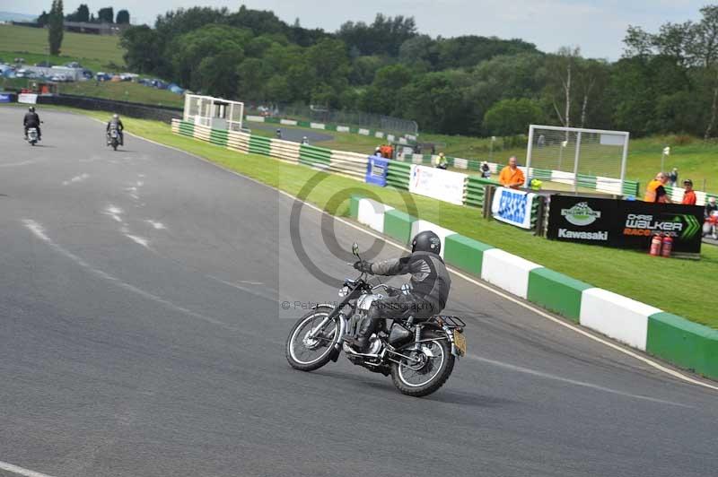 Mallory park Leicestershire;Mallory park photographs;Motorcycle action photographs;classic bikes;event digital images;eventdigitalimages;mallory park;no limits trackday;peter wileman photography;vintage bikes;vintage motorcycles;vmcc festival 1000 bikes