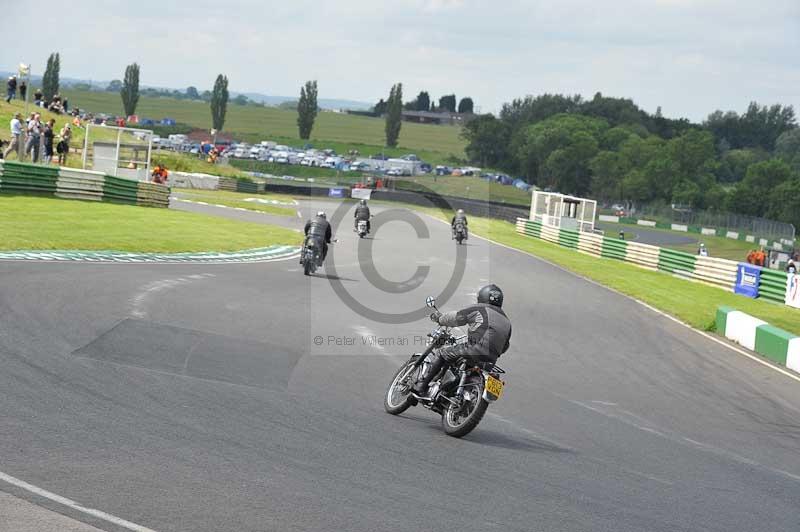 Mallory park Leicestershire;Mallory park photographs;Motorcycle action photographs;classic bikes;event digital images;eventdigitalimages;mallory park;no limits trackday;peter wileman photography;vintage bikes;vintage motorcycles;vmcc festival 1000 bikes
