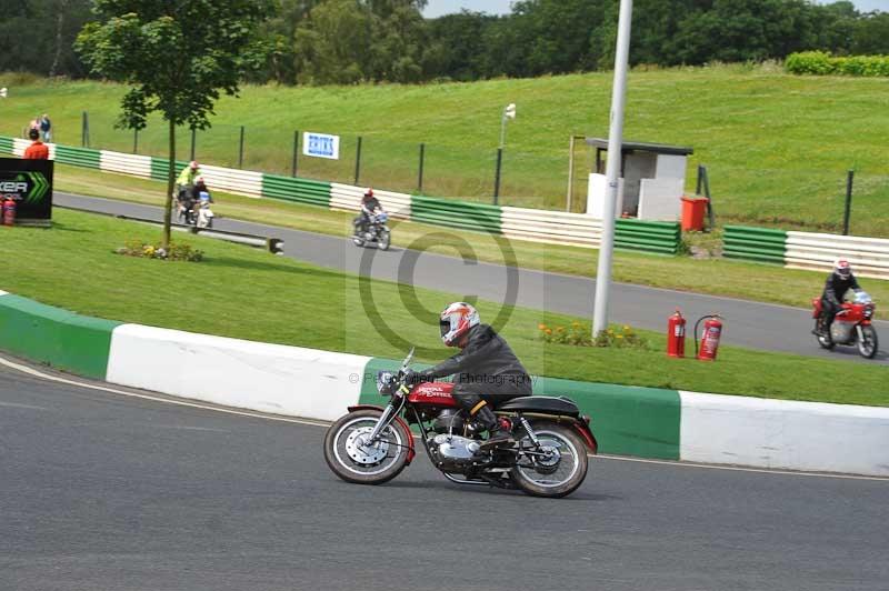 Mallory park Leicestershire;Mallory park photographs;Motorcycle action photographs;classic bikes;event digital images;eventdigitalimages;mallory park;no limits trackday;peter wileman photography;vintage bikes;vintage motorcycles;vmcc festival 1000 bikes