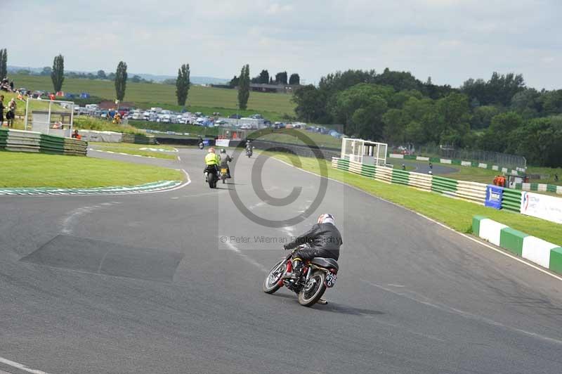 Mallory park Leicestershire;Mallory park photographs;Motorcycle action photographs;classic bikes;event digital images;eventdigitalimages;mallory park;no limits trackday;peter wileman photography;vintage bikes;vintage motorcycles;vmcc festival 1000 bikes