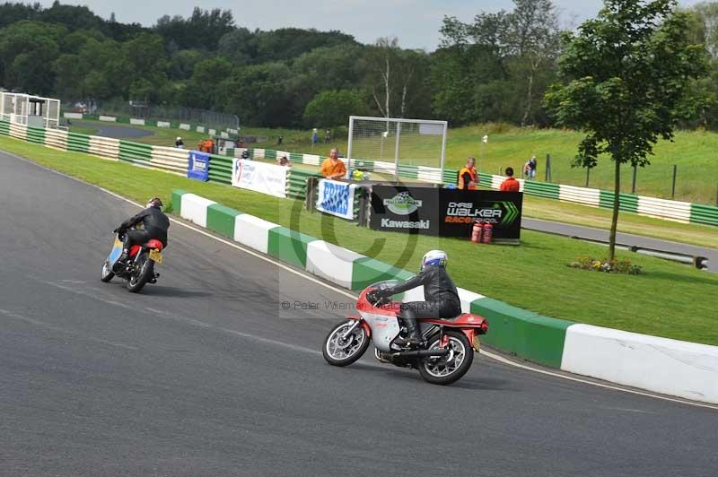 Mallory park Leicestershire;Mallory park photographs;Motorcycle action photographs;classic bikes;event digital images;eventdigitalimages;mallory park;no limits trackday;peter wileman photography;vintage bikes;vintage motorcycles;vmcc festival 1000 bikes