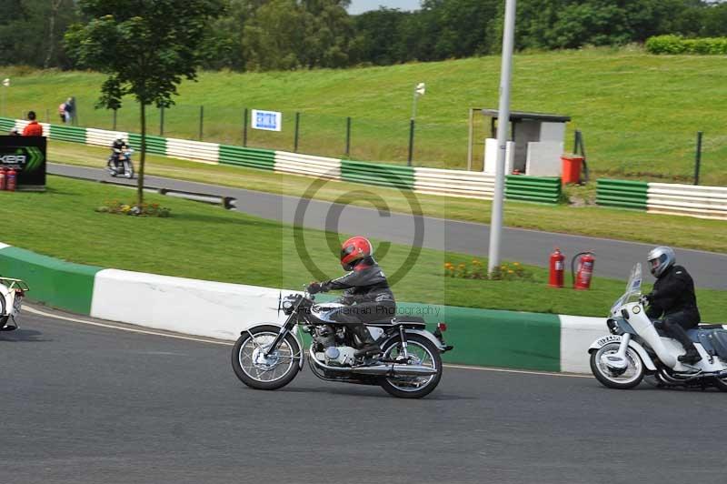 Mallory park Leicestershire;Mallory park photographs;Motorcycle action photographs;classic bikes;event digital images;eventdigitalimages;mallory park;no limits trackday;peter wileman photography;vintage bikes;vintage motorcycles;vmcc festival 1000 bikes