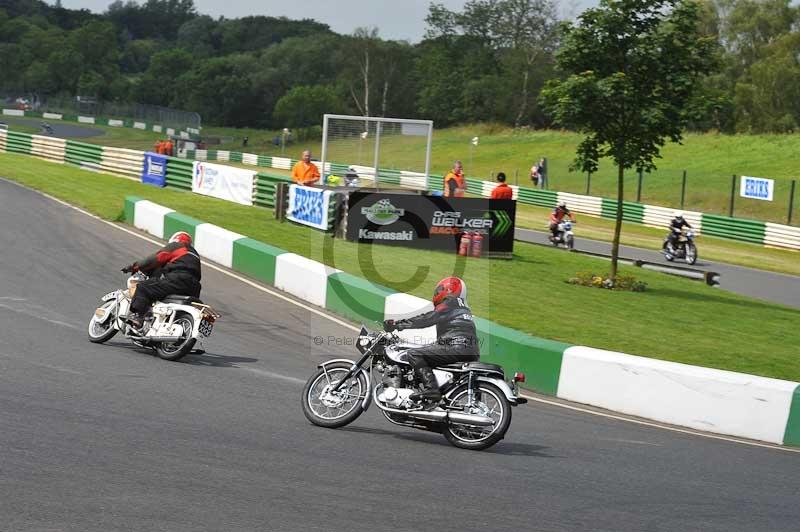 Mallory park Leicestershire;Mallory park photographs;Motorcycle action photographs;classic bikes;event digital images;eventdigitalimages;mallory park;no limits trackday;peter wileman photography;vintage bikes;vintage motorcycles;vmcc festival 1000 bikes