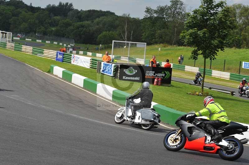 Mallory park Leicestershire;Mallory park photographs;Motorcycle action photographs;classic bikes;event digital images;eventdigitalimages;mallory park;no limits trackday;peter wileman photography;vintage bikes;vintage motorcycles;vmcc festival 1000 bikes