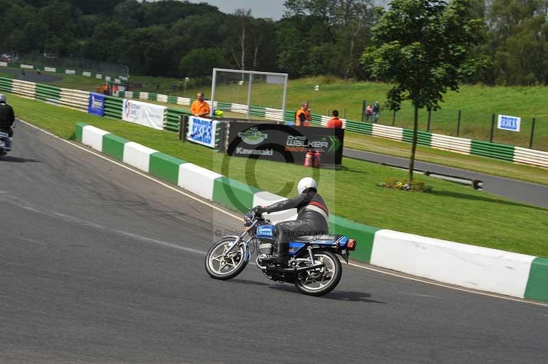 Mallory park Leicestershire;Mallory park photographs;Motorcycle action photographs;classic bikes;event digital images;eventdigitalimages;mallory park;no limits trackday;peter wileman photography;vintage bikes;vintage motorcycles;vmcc festival 1000 bikes