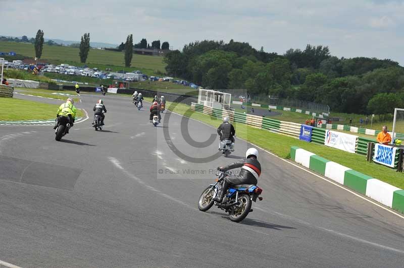 Mallory park Leicestershire;Mallory park photographs;Motorcycle action photographs;classic bikes;event digital images;eventdigitalimages;mallory park;no limits trackday;peter wileman photography;vintage bikes;vintage motorcycles;vmcc festival 1000 bikes
