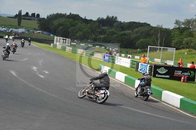 Mallory park Leicestershire;Mallory park photographs;Motorcycle action photographs;classic bikes;event digital images;eventdigitalimages;mallory park;no limits trackday;peter wileman photography;vintage bikes;vintage motorcycles;vmcc festival 1000 bikes
