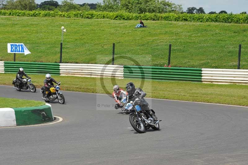 Mallory park Leicestershire;Mallory park photographs;Motorcycle action photographs;classic bikes;event digital images;eventdigitalimages;mallory park;no limits trackday;peter wileman photography;vintage bikes;vintage motorcycles;vmcc festival 1000 bikes