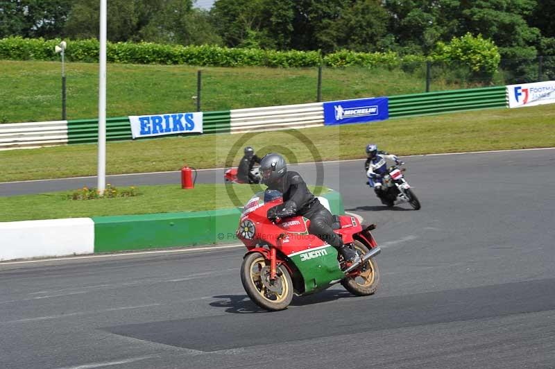 Mallory park Leicestershire;Mallory park photographs;Motorcycle action photographs;Rockingham;Rockingham photographs;Trackday digital images;classic bikes;event digital images;eventdigitalimages;mallory park;no limits trackday;peter wileman photography;rockingham corby northamptonshire;trackday;trackday photos;vintage bikes;vintage motorcycles;vmcc festival 1000 bikes