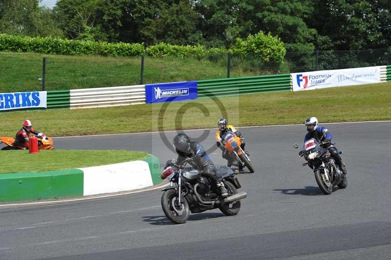 Mallory park Leicestershire;Mallory park photographs;Motorcycle action photographs;Rockingham;Rockingham photographs;Trackday digital images;classic bikes;event digital images;eventdigitalimages;mallory park;no limits trackday;peter wileman photography;rockingham corby northamptonshire;trackday;trackday photos;vintage bikes;vintage motorcycles;vmcc festival 1000 bikes