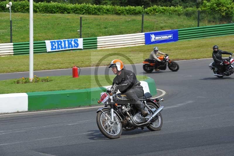 Mallory park Leicestershire;Mallory park photographs;Motorcycle action photographs;Rockingham;Rockingham photographs;Trackday digital images;classic bikes;event digital images;eventdigitalimages;mallory park;no limits trackday;peter wileman photography;rockingham corby northamptonshire;trackday;trackday photos;vintage bikes;vintage motorcycles;vmcc festival 1000 bikes