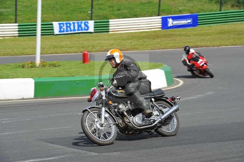 Mallory park Leicestershire;Mallory park photographs;Motorcycle action photographs;Rockingham;Rockingham photographs;Trackday digital images;classic bikes;event digital images;eventdigitalimages;mallory park;no limits trackday;peter wileman photography;rockingham corby northamptonshire;trackday;trackday photos;vintage bikes;vintage motorcycles;vmcc festival 1000 bikes