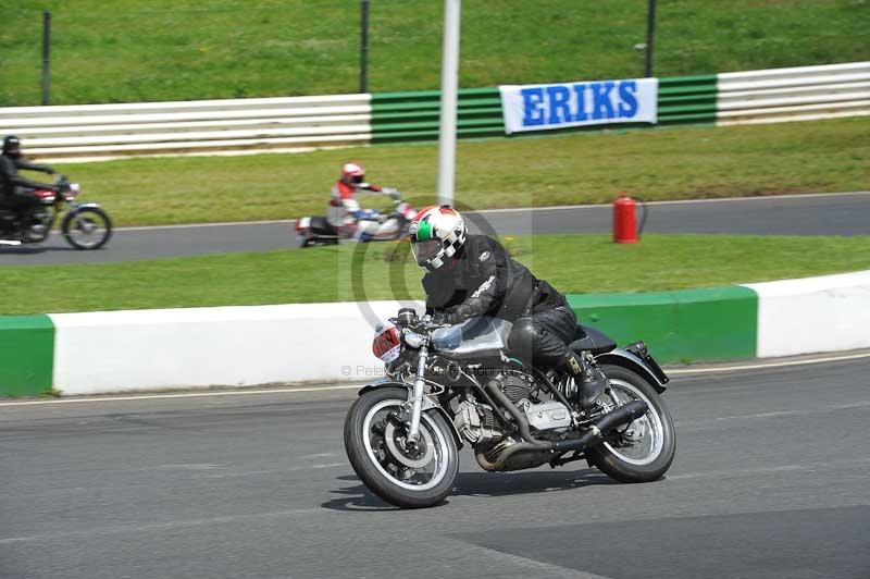 Mallory park Leicestershire;Mallory park photographs;Motorcycle action photographs;Rockingham;Rockingham photographs;Trackday digital images;classic bikes;event digital images;eventdigitalimages;mallory park;no limits trackday;peter wileman photography;rockingham corby northamptonshire;trackday;trackday photos;vintage bikes;vintage motorcycles;vmcc festival 1000 bikes