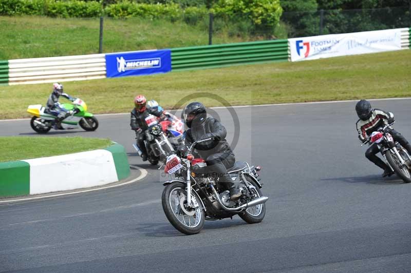 Mallory park Leicestershire;Mallory park photographs;Motorcycle action photographs;Rockingham;Rockingham photographs;Trackday digital images;classic bikes;event digital images;eventdigitalimages;mallory park;no limits trackday;peter wileman photography;rockingham corby northamptonshire;trackday;trackday photos;vintage bikes;vintage motorcycles;vmcc festival 1000 bikes