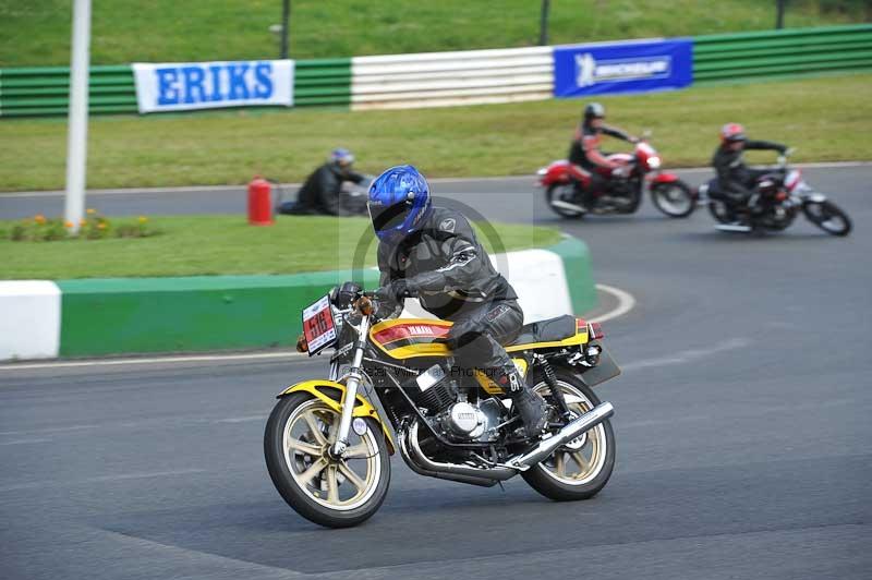 Mallory park Leicestershire;Mallory park photographs;Motorcycle action photographs;Rockingham;Rockingham photographs;Trackday digital images;classic bikes;event digital images;eventdigitalimages;mallory park;no limits trackday;peter wileman photography;rockingham corby northamptonshire;trackday;trackday photos;vintage bikes;vintage motorcycles;vmcc festival 1000 bikes