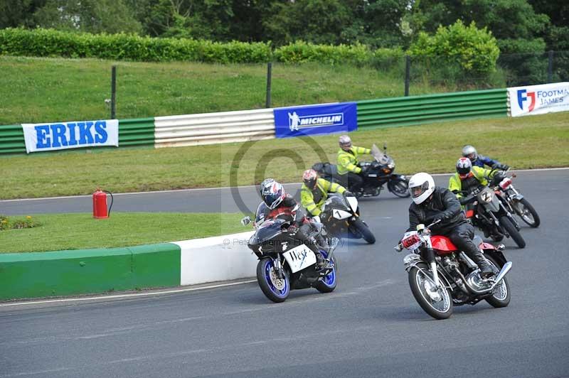 Mallory park Leicestershire;Mallory park photographs;Motorcycle action photographs;Rockingham;Rockingham photographs;Trackday digital images;classic bikes;event digital images;eventdigitalimages;mallory park;no limits trackday;peter wileman photography;rockingham corby northamptonshire;trackday;trackday photos;vintage bikes;vintage motorcycles;vmcc festival 1000 bikes
