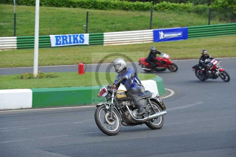 Mallory park Leicestershire;Mallory park photographs;Motorcycle action photographs;Rockingham;Rockingham photographs;Trackday digital images;classic bikes;event digital images;eventdigitalimages;mallory park;no limits trackday;peter wileman photography;rockingham corby northamptonshire;trackday;trackday photos;vintage bikes;vintage motorcycles;vmcc festival 1000 bikes