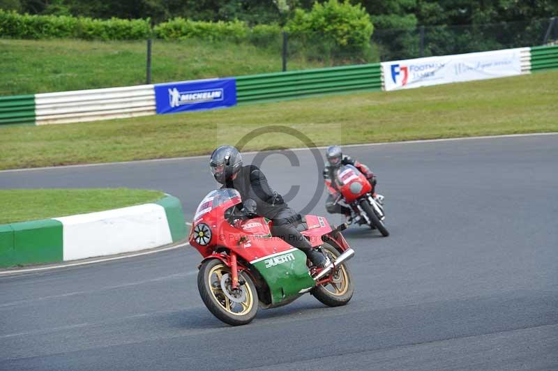 Mallory park Leicestershire;Mallory park photographs;Motorcycle action photographs;Rockingham;Rockingham photographs;Trackday digital images;classic bikes;event digital images;eventdigitalimages;mallory park;no limits trackday;peter wileman photography;rockingham corby northamptonshire;trackday;trackday photos;vintage bikes;vintage motorcycles;vmcc festival 1000 bikes