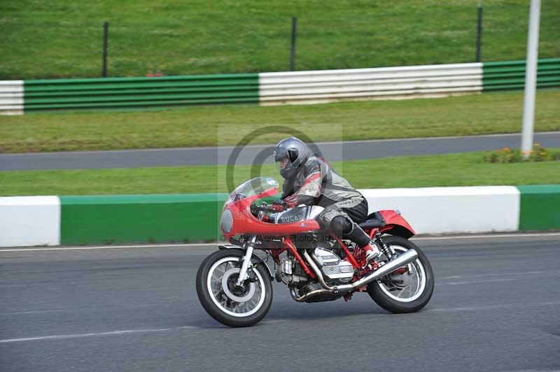 Mallory park Leicestershire;Mallory park photographs;Motorcycle action photographs;Rockingham;Rockingham photographs;Trackday digital images;classic bikes;event digital images;eventdigitalimages;mallory park;no limits trackday;peter wileman photography;rockingham corby northamptonshire;trackday;trackday photos;vintage bikes;vintage motorcycles;vmcc festival 1000 bikes