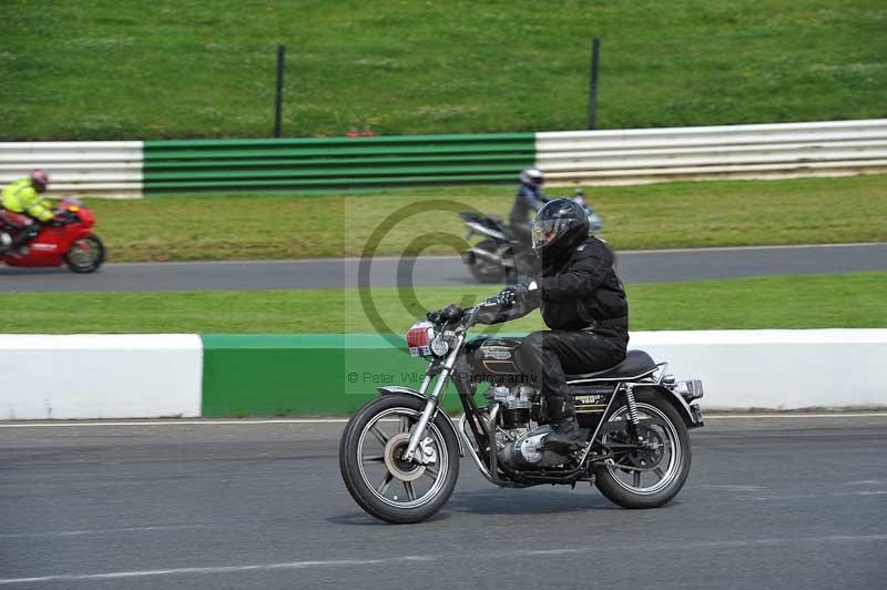 Mallory park Leicestershire;Mallory park photographs;Motorcycle action photographs;Rockingham;Rockingham photographs;Trackday digital images;classic bikes;event digital images;eventdigitalimages;mallory park;no limits trackday;peter wileman photography;rockingham corby northamptonshire;trackday;trackday photos;vintage bikes;vintage motorcycles;vmcc festival 1000 bikes