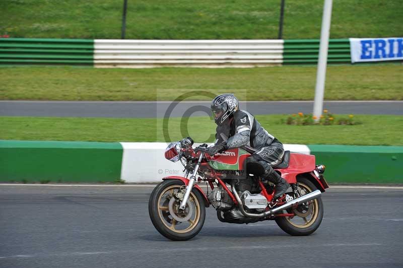 Mallory park Leicestershire;Mallory park photographs;Motorcycle action photographs;Rockingham;Rockingham photographs;Trackday digital images;classic bikes;event digital images;eventdigitalimages;mallory park;no limits trackday;peter wileman photography;rockingham corby northamptonshire;trackday;trackday photos;vintage bikes;vintage motorcycles;vmcc festival 1000 bikes